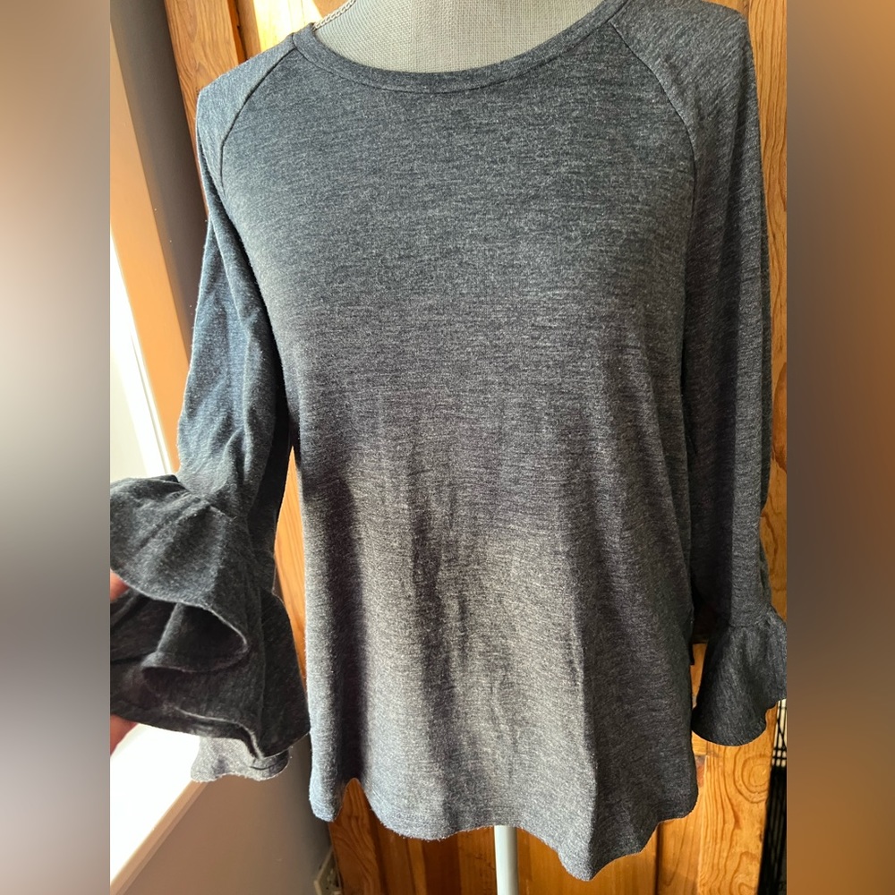 Reserved Banana Republic 3/4 sleeve top. Crew neck. Ruffled sleeve. - Picture 12 of 13